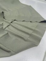 Maglione oversize in tessuto morbido color oliva, perfetto per uno stile casual e confortevole.