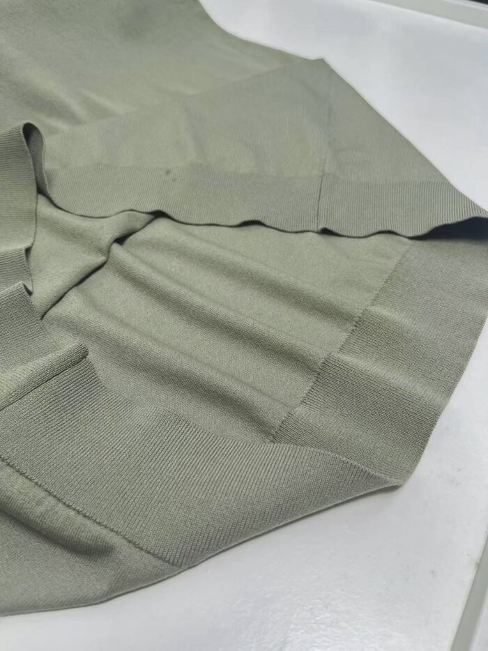 Maglione oversize in tessuto morbido color oliva, perfetto per uno stile casual e confortevole.