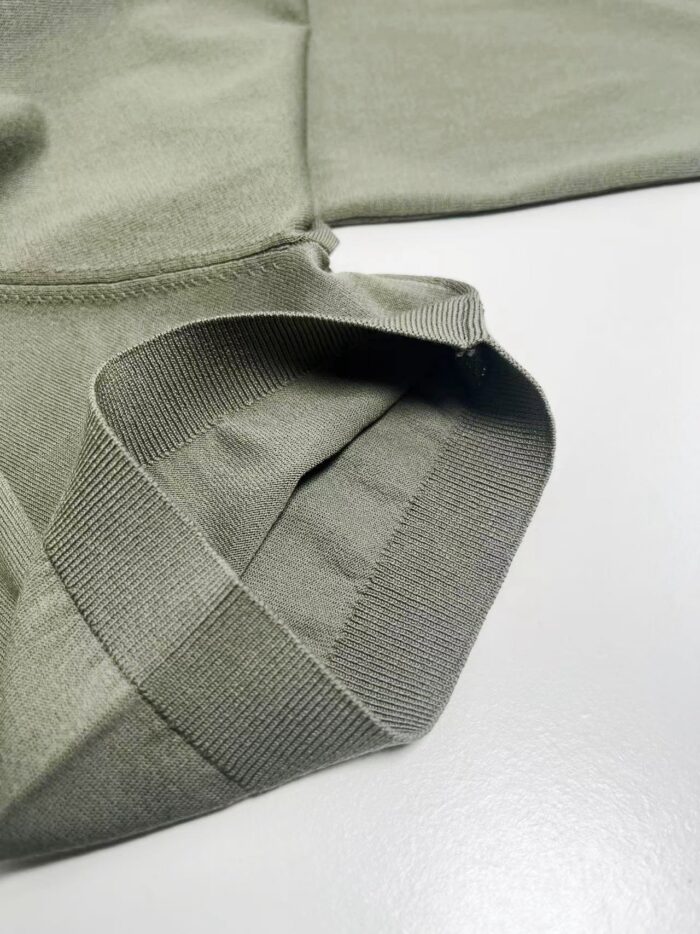 Polsino in jersey verde oliva morbido e elastico, stile casual e confortevole.