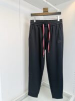 Pantaloni joggers neri con coulisse colorata, stile sportivo e comfort casual.