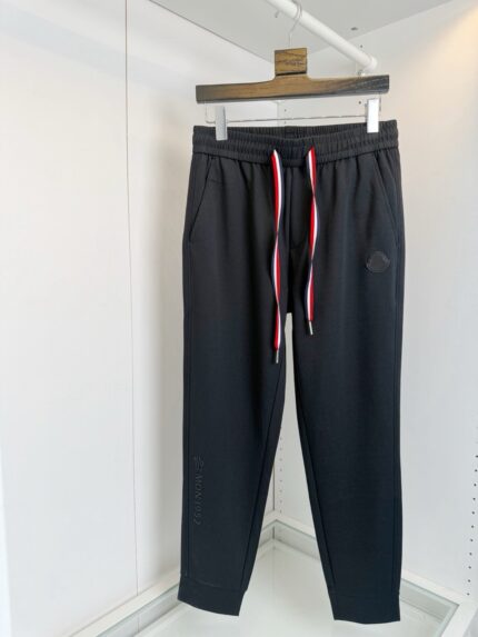 Pantaloni joggers neri con coulisse colorata, stile sportivo e comfort casual.