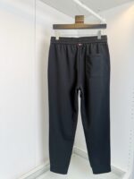 Pantaloni jogger neri, coulisse regolabile, tasca minimalista, comodi e versatili per ogni occasione.