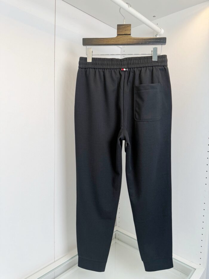 Pantaloni jogger neri, coulisse regolabile, tasca minimalista, comodi e versatili per ogni occasione.