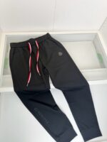 Pantaloni jogger neri con cordino colorato e logo minimalista, stile athleisure elegante e confortevole.