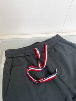 Pantaloni jogger grigi con coulisse colorata, stile casual e comfort moderno.