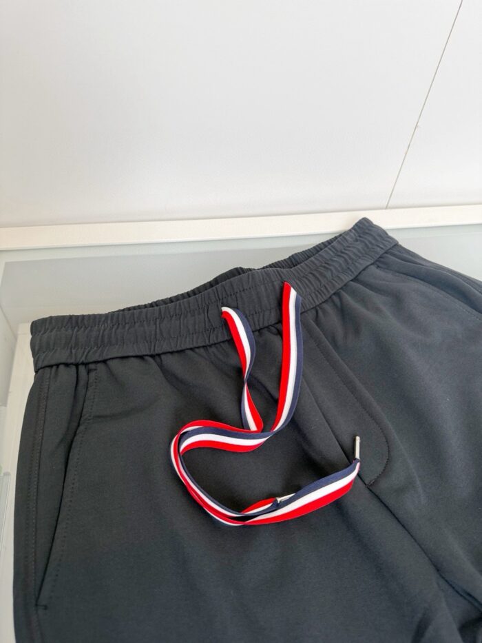 Pantaloni jogger grigi con coulisse colorata, stile casual e comfort moderno.