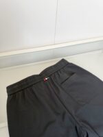 Pantaloni casual in cotone con cintura elastica e tasca posteriore, stile minimalista e comfort.