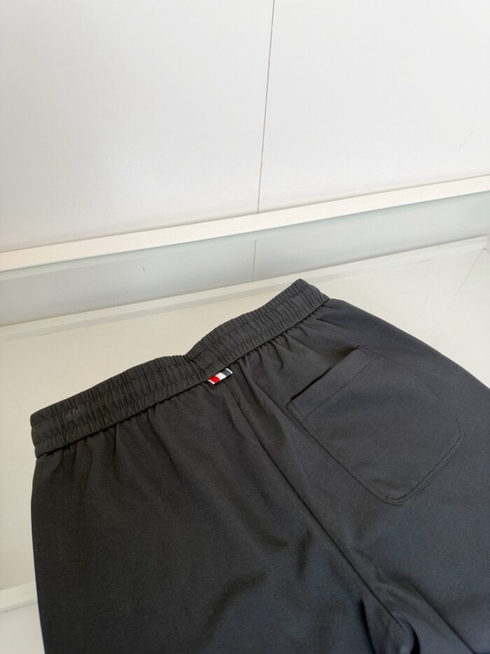 Pantaloni casual in cotone con cintura elastica e tasca posteriore, stile minimalista e comfort.