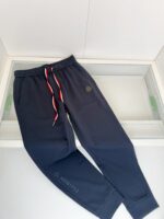 Pantaloni jogger navy con logo e coulisse colorata, comodi e dallo stile minimalista.