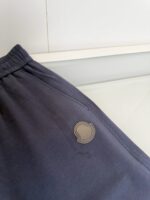 Pantaloni sportivi in blu navy, comodi, con logo minimalista, ideali per casual e attività sportive.