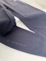 Pantaloni sport navy con elastico, logo discreto e design elegante per relax e allenamento.