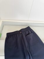 Pantaloni jogger navy con tasca e logo, comfort e stile casual per ogni occasione.