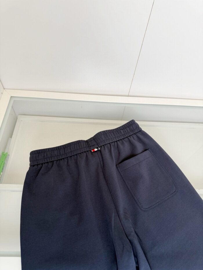 Pantaloni jogger navy con tasca e logo, comfort e stile casual per ogni occasione.