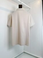 Maglietta polo beige minimalista, elegante e versatile, perfetta per look casual e sofisticati.