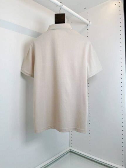 Maglietta polo beige minimalista, elegante e versatile, perfetta per look casual e sofisticati.
