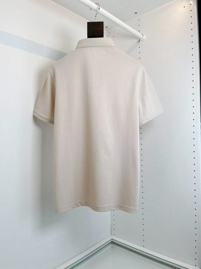 Maglietta polo beige minimalista, elegante e versatile, perfetta per look casual e sofisticati.