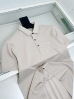 Maglietta polo beige uomo, capo elegante e versatile, ideale per ogni occasione casual e semi-formale.