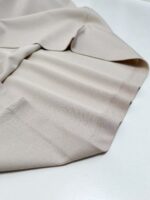 Tessuto beige morbido ed elegante, ideale per moda, decorazione e progetti creativi.