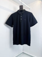 Maglietta polo navy elegante con logo discreto, perfetta per look casual e raffinati.