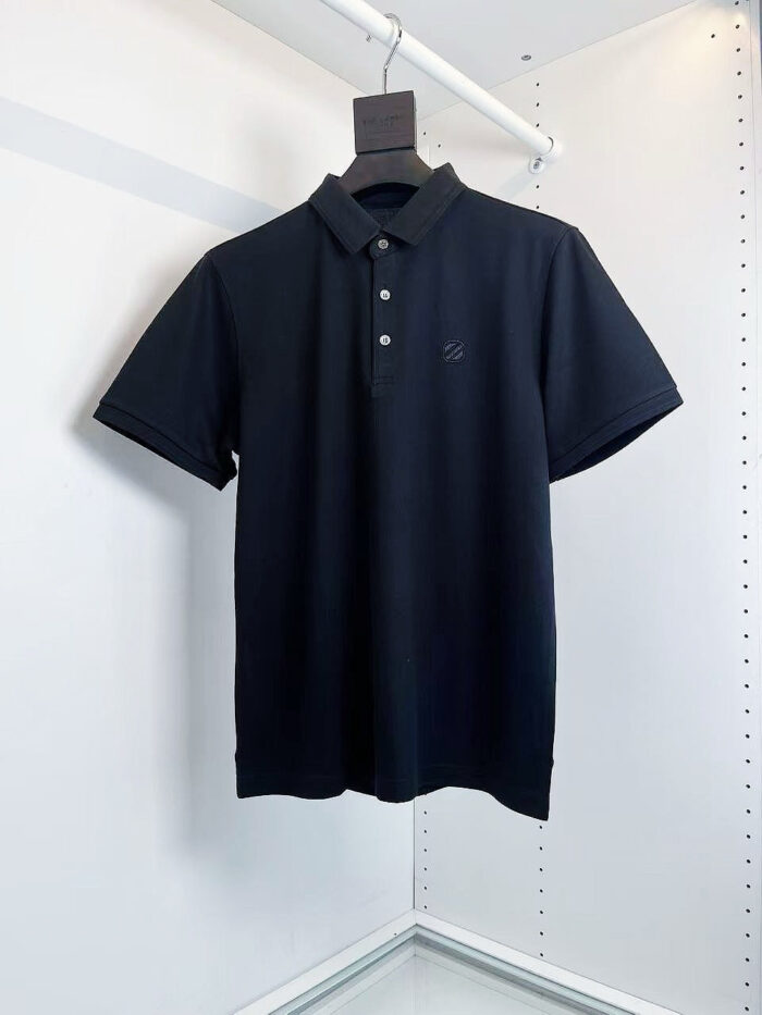 Maglietta polo navy elegante con logo discreto, perfetta per look casual e raffinati.