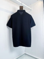 Camicia polo nera senza logo, stile semplice ed elegante, ideale per uso casual e semi-formale.
