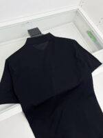 Maglietta polo nera slim fit con dettaglio sul retro, elegante e minimalista, pronta per il noleggio o vendita.