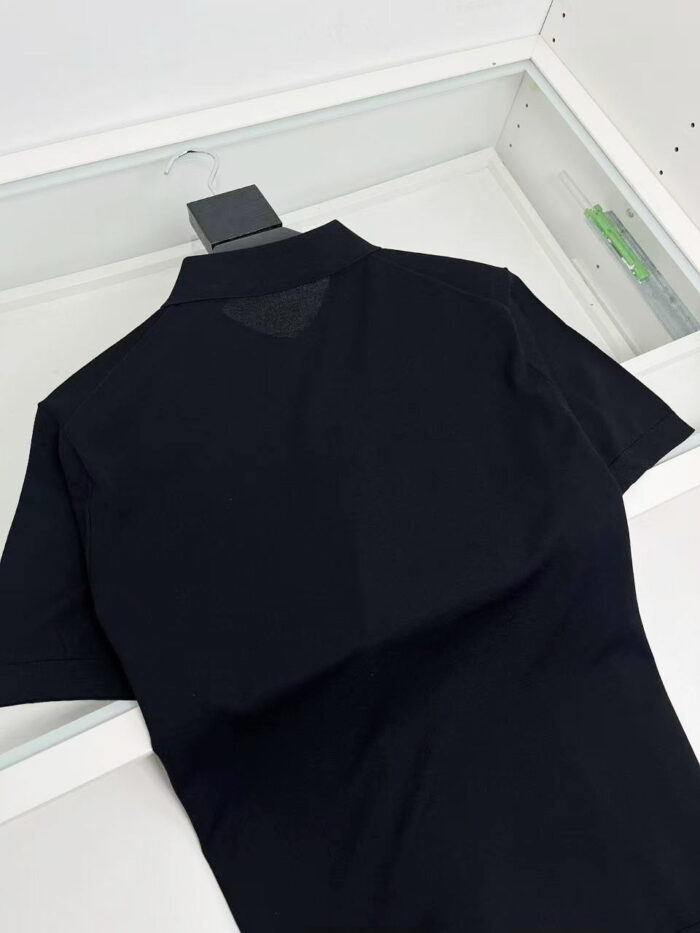 Maglietta polo nera slim fit con dettaglio sul retro, elegante e minimalista, pronta per il noleggio o vendita.