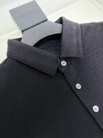 Maglietta polo nera elegante di alta qualità, dettaglio collar e bottoni raffinati.