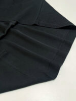 Tessuto nero elegante con cuciture precise, riflettente e dal design minimalista e sofisticato.