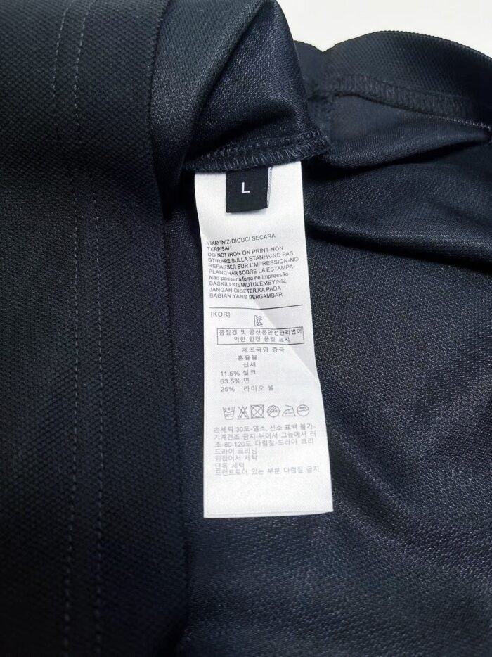 Etichetta di abbigliamento con taglia L e istruzioni di cura in italiano.