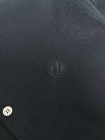 Maglietta polo nera con logo discreto e dettagli classici, tessuto morbido e confortevole.