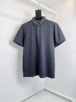 Maglietta polo blu navy elegante, versatile, con logo ricamato, ideale per ogni occasione casual.
