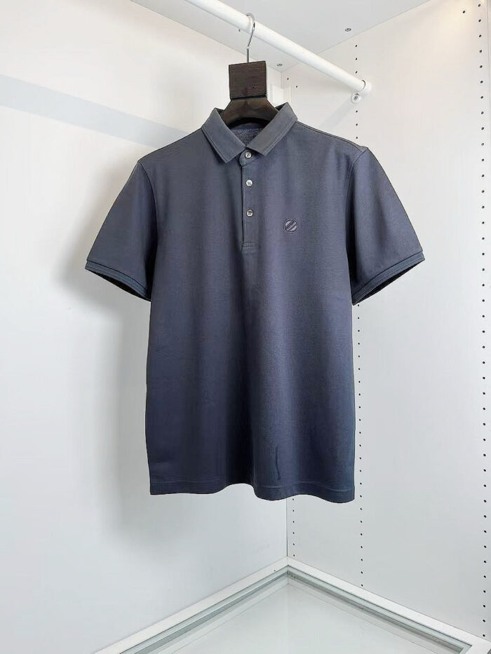 Maglietta polo blu navy elegante, versatile, con logo ricamato, ideale per ogni occasione casual.