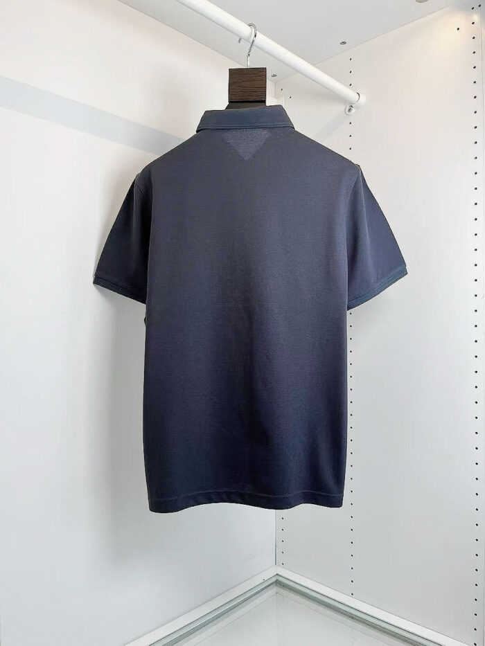 Maglietta polo navy classica da uomo, elegante e versatile, perfetta per ogni occasionale e formale.