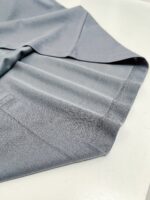 Camicia grigia elegante con colletto ben rifinito, tessuto morbido e raffinato, perfetta per occasioni formali.