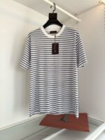 Maglietta a righe grigio e bianco per uomo, stile casual e moderno.