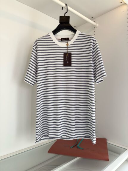 Maglietta a righe grigio e bianco per uomo, stile casual e moderno.