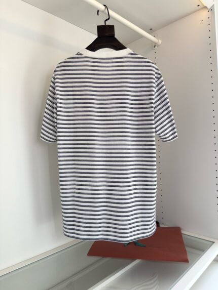 T-shirt uomo a righe casual con scollo rotondo, ideale per look estivi e informali.