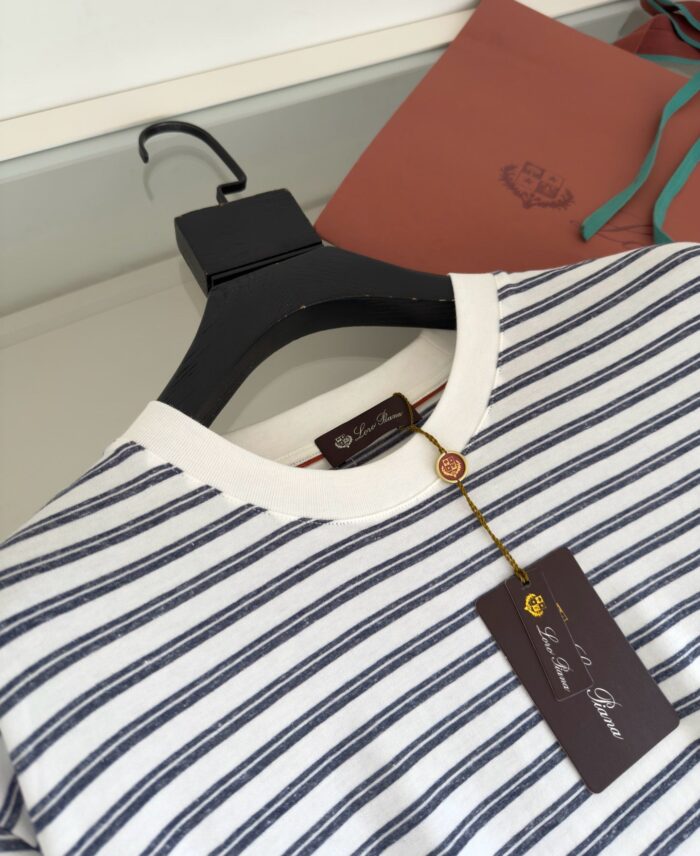 Camicia a righe blu e bianca, stile casual elegante con etichetta di marca premium.