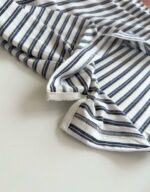 Maglietta a righe navy e bianco, tessuto morbido e finiture di qualità, stile casual e versatile.
