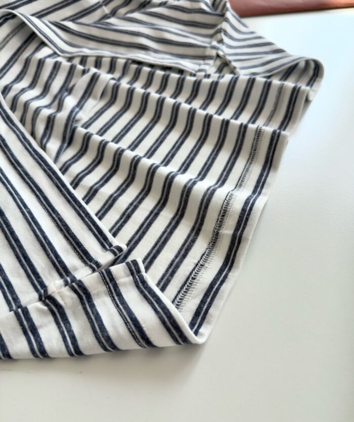 Camicia casual a righe blu e bianca in cotone, stile classico ed elegante.