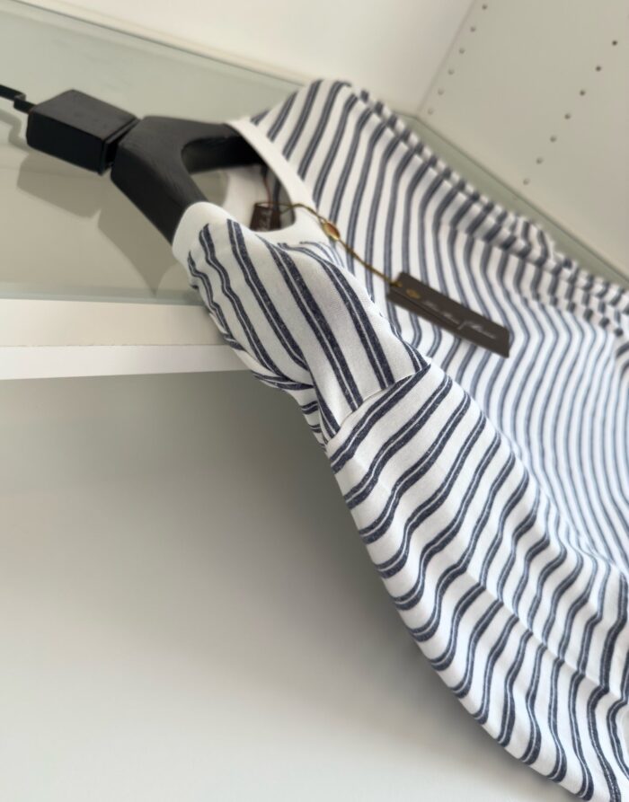Camicia estiva a righe blu e bianco in cotone, casual e leggera.