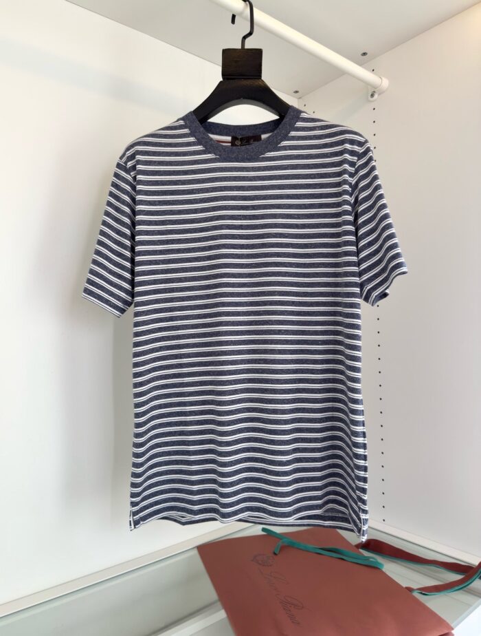 Maglietta a righe blu navy e chiara, casual, trendy e ideale per look informali.