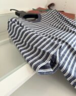 Camicia casual a righe blu e bianche in cotone, perfetta per look estivi e informali.