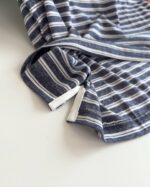 Camicia a strisce navy e bianco con dettaglio in tessuto leggero e vestibilità casual.