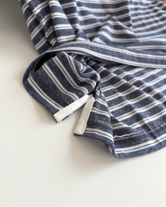 Camicia a strisce navy e bianco con dettaglio in tessuto leggero e vestibilità casual.