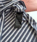 Maglietta a righe navy e bianco, fresca e casual, con etichetta e confezione regalo.