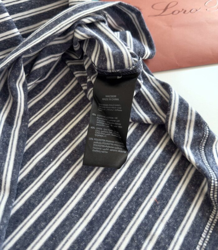 Maglietta a righe navy e bianco, fresca e casual, con etichetta e confezione regalo.