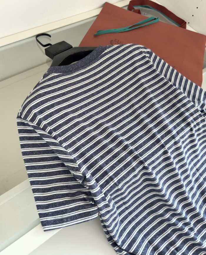 Camicia a righe blu e bianco con borse eleganti, stile casual e sofisticato.