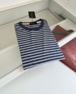 T-Shirt a righe blu in cotone, look estivo casual, nuovo con etichetta.